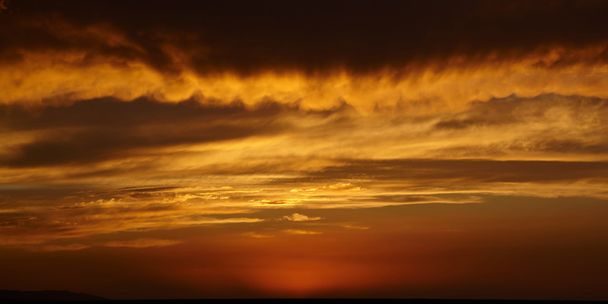 Nuages orageux et coucher de soleil sur les montagnes
 - Photo, image