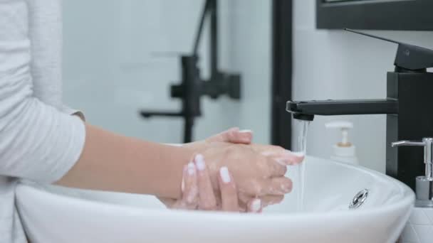 Kaukasische Frau wäscht Hände mit weicher Seife - Filmmaterial, Video