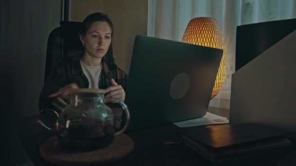 Γυναίκα που εργάζεται αργά το βράδυ στο σπίτι - Πλάνα, βίντεο