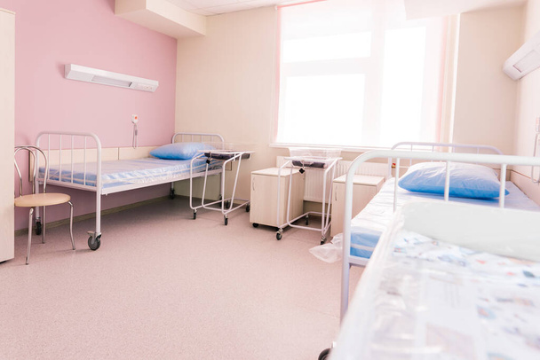 Pokój szpitalny z łóżkami, wnętrze pokoju szpitalnego. Czysty i pusty pokój nowe centrum medyczne - Zdjęcie, obraz