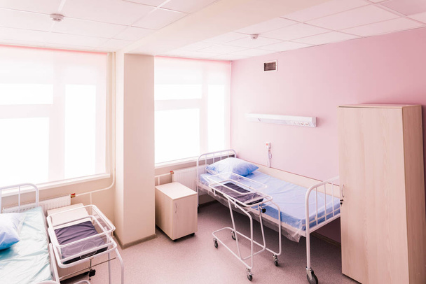 Habitación de hospital con camas, interior de la habitación de hospital. Sala limpia y vacía nuevo centro médico - Foto, Imagen