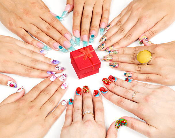 vrouwelijke handen met diverse nagel kunst - Foto, afbeelding
