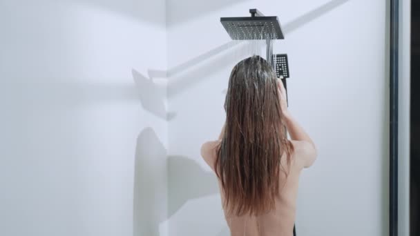 modelo de baño femenino por la mañana - Metraje, vídeo