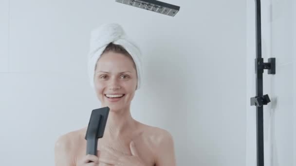 alegre modelo femenina ducha - Metraje, vídeo