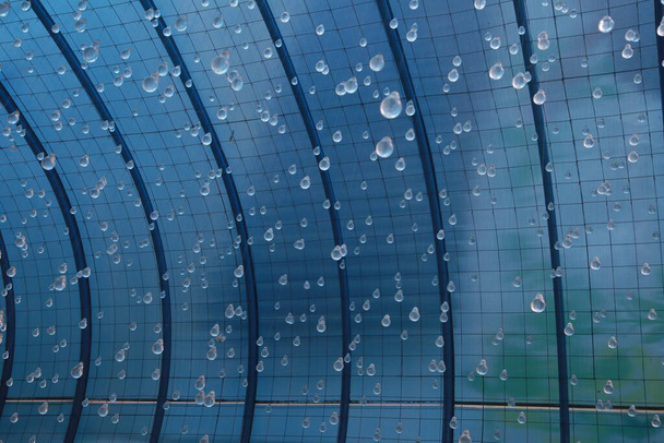 salvador, bahia, brazil - dezembro 7, 2021: A mű fénylő lapadákat használ, hogy úgy utánozzon, mint az esővíz Salvador városban. - Fotó, kép