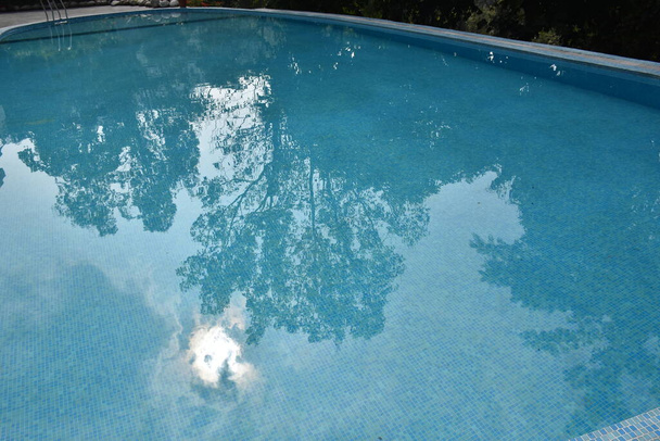 Бассейн с голубой и чистой водой - Фото, изображение