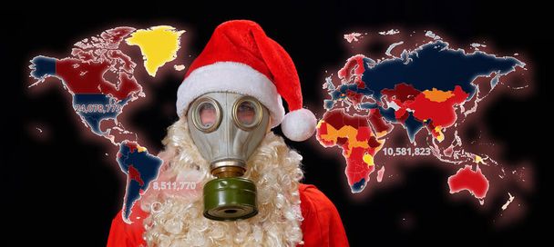portret van de kerstman kerstman in een beschermend masker gasmasker op een zwarte achtergrond 2021 - Foto, afbeelding