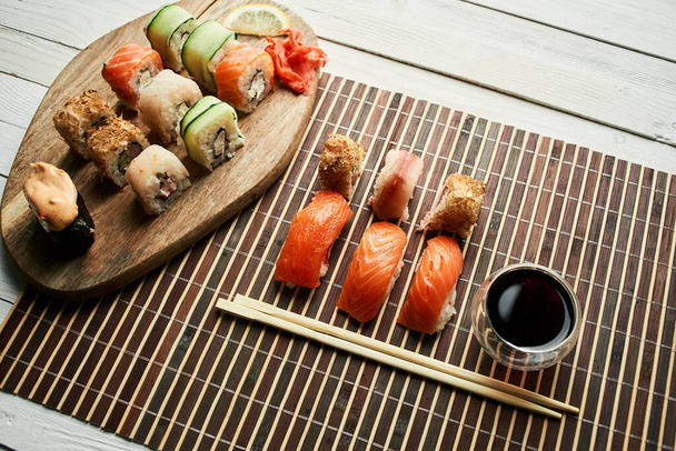 sushi set soy sauce chopsticks japanese cuisine traditional food - Foto, immagini