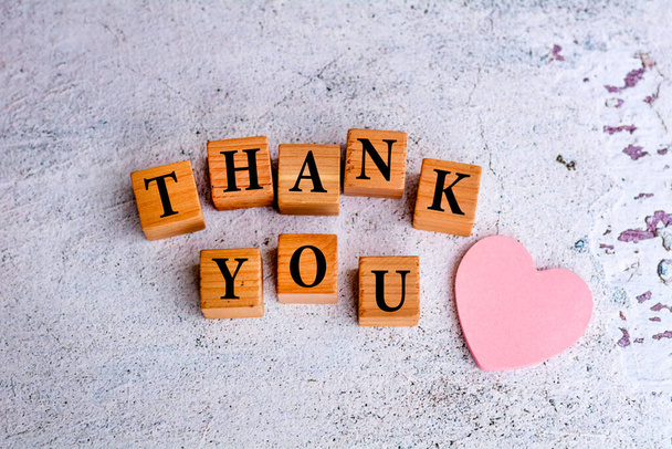 Thank you word written on wooden cubes with pink heart sticky note - Foto, immagini