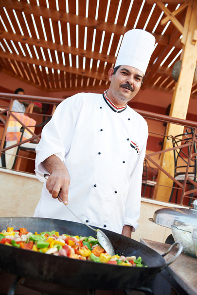Chef arabe frire de la viande sur la poêle
 - Photo, image