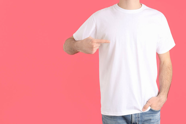 Homme en t-shirt blanc vierge sur fond rose - Photo, image