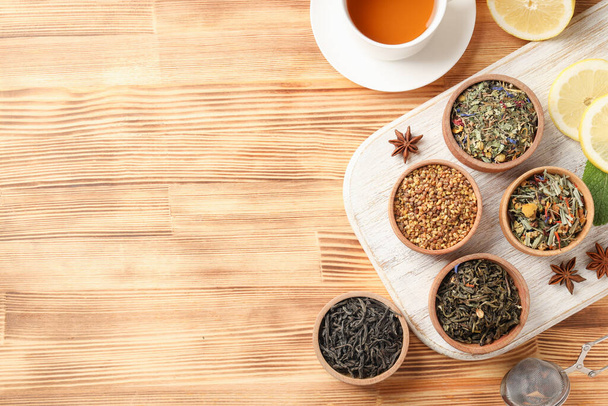Концепция приготовления чая с различными видами чая на деревянном фоне - Фото, изображение