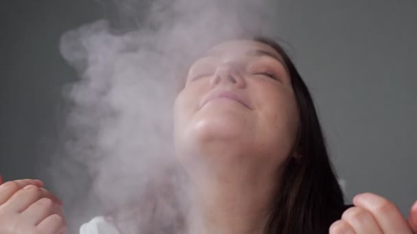 Brunette-tukkainen nainen nauttii kostea ilma ilmankostutin - Materiaali, video