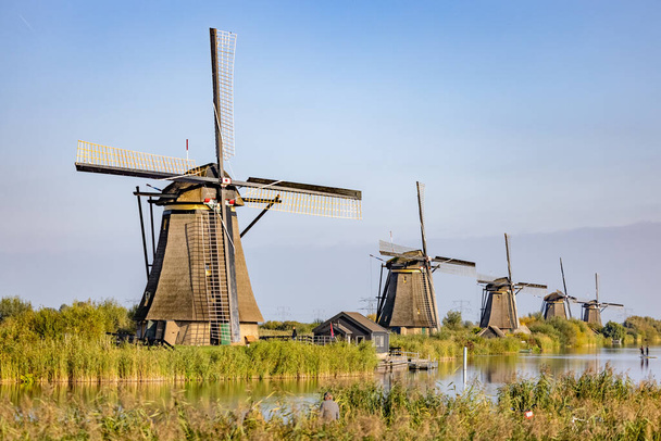 Photo horizontale des célèbres moulins hollandais de Kinderdijk, un site classé au patrimoine mondial de l'UNESCO. Sur la photo sont cinq des 19 moulins à vent à Kinderdijk, Hollande-Méridionale, Pays-Bas, qui sont construits - Photo, image