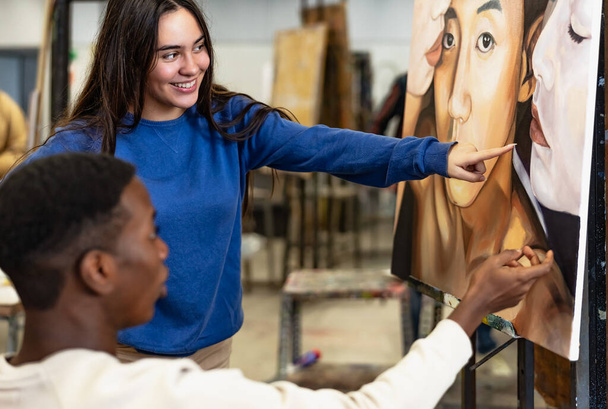 Giovani studenti multirazziali conoscere la pittura su tela durante la lezione di facoltà di arti universitarie - Istruzione e cultura concetto - Foto, immagini