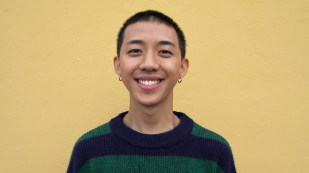 Feliz joven asiático adolescente sonriendo delante de la cámara  - Metraje, vídeo