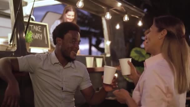 Heureux gens multiraciaux s'amuser à boire de la bière dans un marché de camions de nourriture de rue - Séquence, vidéo