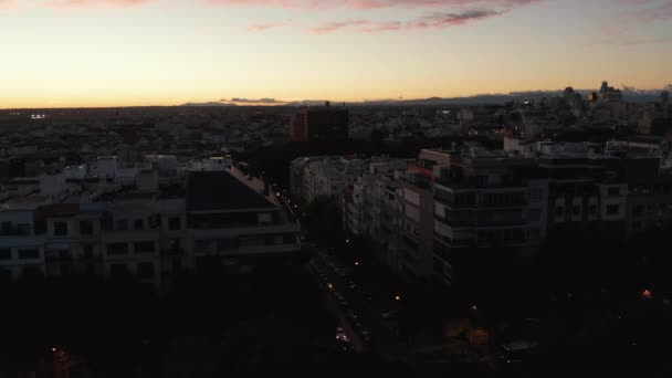Diapositiva y panorámica de edificios alrededor de la calle en el barrio urbano después de la puesta del sol. Romántico cielo crepuscular. - Imágenes, Vídeo