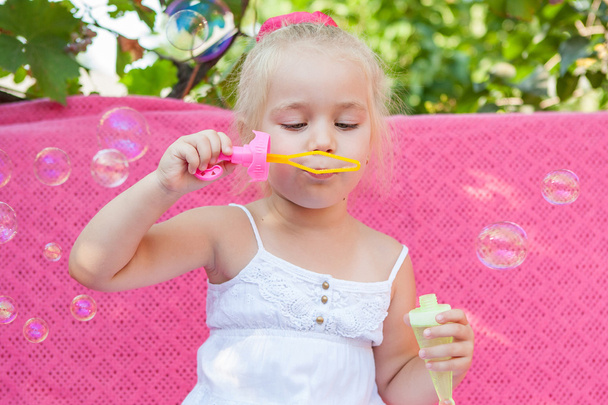 šťastná holčička s mýdlovými bublinkami - Fotografie, Obrázek