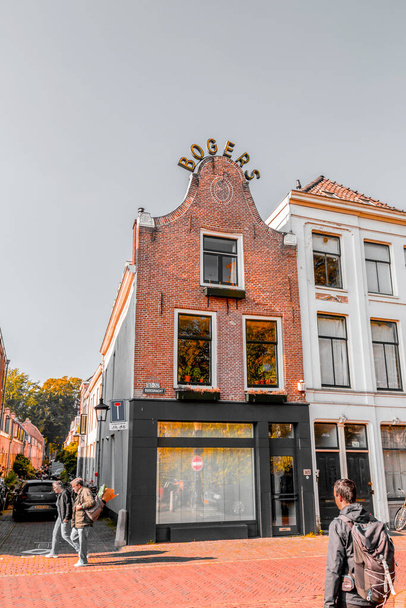 Utrecht, NL - OCT 9, 2021: Street view and traditional Dutch buildings in the historic center of Utrecht city - capital and most populous city of the province of Utrecht, NL. - Foto, Imagen