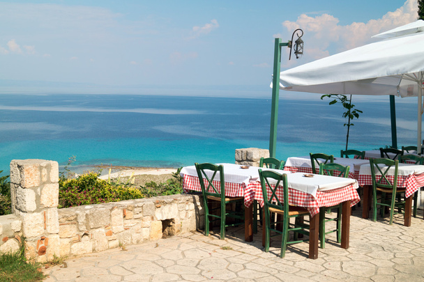 Традиционный греческий стол на пляже в Греции
 - Фото, изображение