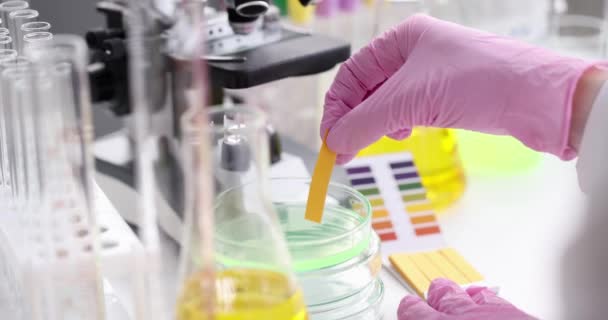 Вчений в рукавичках проводить дослідження в лабораторії мікробіології
 - Кадри, відео