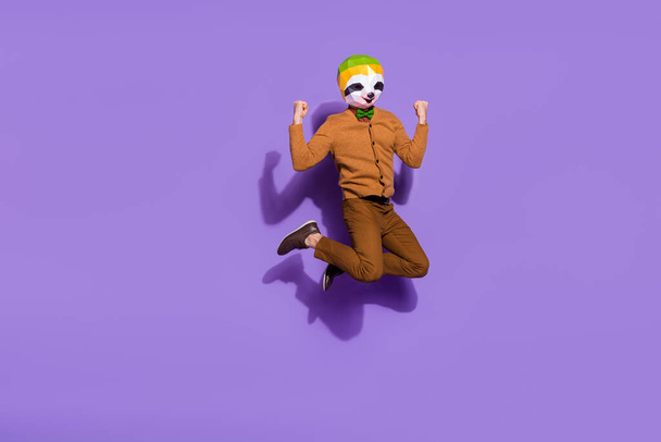 Plná délka fotografie nadšeného lenochoda savec hlava osoba zvednout pěsti izolované na fialové barvy pozadí - Fotografie, Obrázek