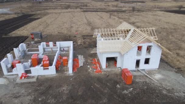 Veduta aerea del telaio incompiuto di fondazione casa privata in costruzione - Filmati, video