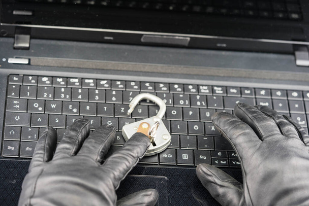Cyberkriminalität: Ihr System wurde gehackt - Foto, Bild