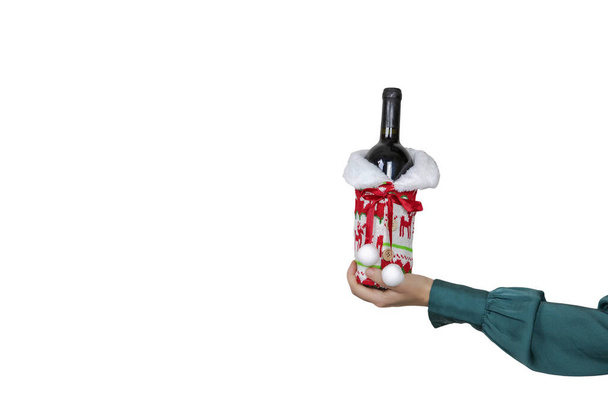 Γυναίκα κρατώντας το κρασί μπουκάλι απομονώνονται σε λευκό φόντο με διακόσμηση θέμα τα Χριστούγεννα, Καλά Χριστούγεννα, αλκοόλ πόσιμο έννοια αντίγραφο χώρο - Φωτογραφία, εικόνα