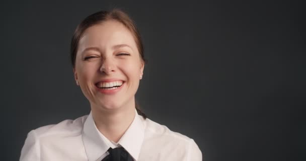 Szczęśliwa uśmiechnięta kobieta w garniturze biznesowym spogląda w kamerę i śmieje się, portret pracownika biurowego, 4k 120fps Prores HQ - Materiał filmowy, wideo