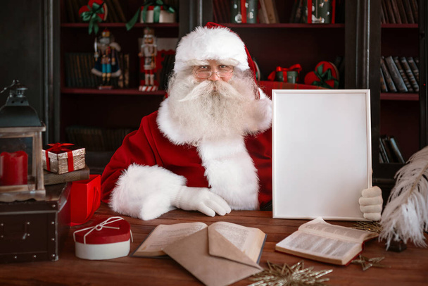 Santa Claus holding white frame in his hands - Foto, Bild