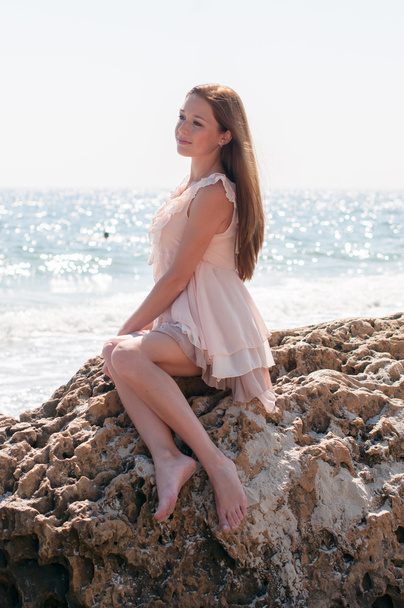 girl sitting on a rock - Foto, afbeelding