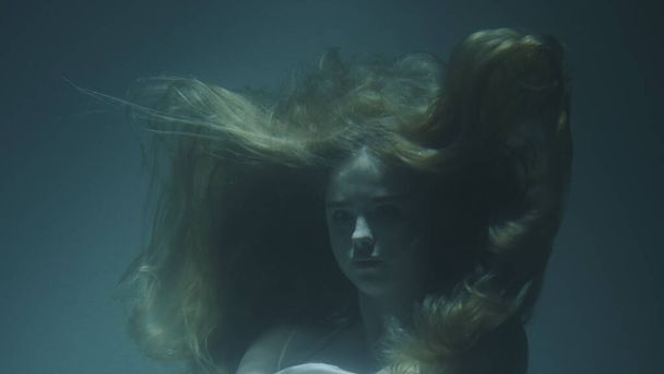 Lähikuva kaunis tyttö punaiset hiukset valkoinen mekko jäätyi veden alla - Valokuva, kuva