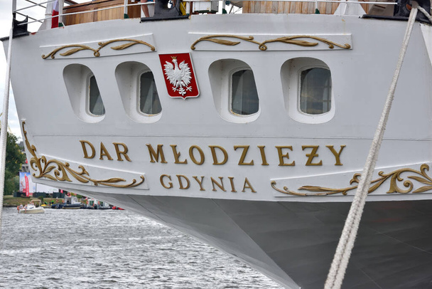 poppa del "dono della gioventù" da Gdynia grande nave a vela nel porto - Foto, immagini
