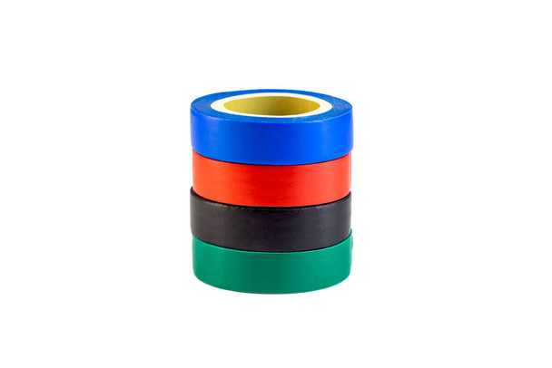 Carretes de cinta eléctrica aislante adhesivo rojo, verde y azul apilados sobre fondo blanco. - Foto, Imagen