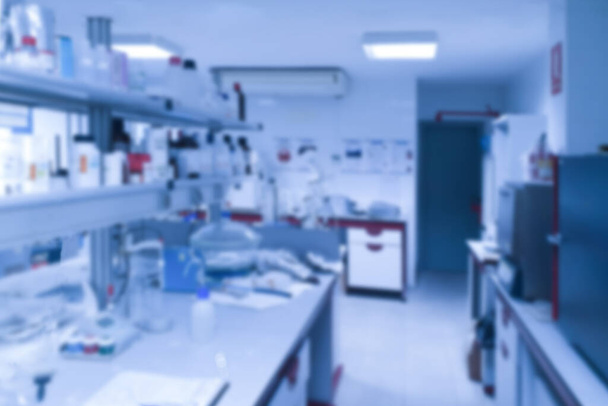 Unscharfer Hintergrund des Labor-, Wissenschafts-, Forschungs- und Technologiekonzepts, blauer Farbton. - Foto, Bild