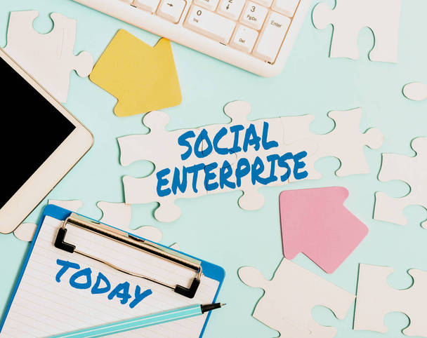 Πινακίδα γραφής χεριών Social Enterprise. Word for Business που βγάζει χρήματα με κοινωνικά υπεύθυνο τρόπο χτίζοντας ένα ημιτελές λευκό παζλ μοτίβο με χαμένο τελευταίο κομμάτι - Φωτογραφία, εικόνα