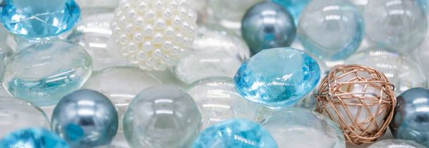 Banner con hermoso fondo de perlas transparentes de vidrio azul, cristales, perlas blancas. Copiar espacio. - Foto, imagen