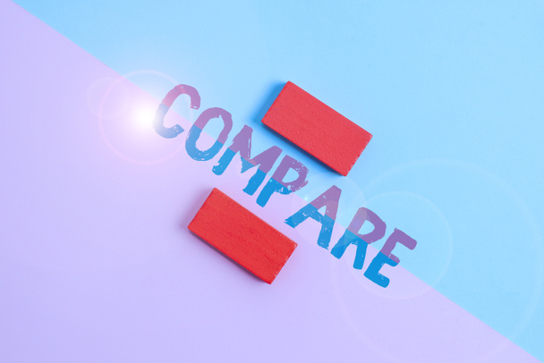 Affiche Comparer. Concept d'entreprise Estimation Mesure Noter les similitudes entre deux objets disposés face à l'intérieur vers l'extérieur sur un fond coloré séparé - Photo, image