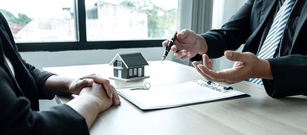 Verkauf Immobilienmakler präsentieren Hauskredit an Kunden zur Entscheidung Unterzeichnung des Vertrages zur Vermietung Hausversicherung mit genehmigtem Immobilienformular. - Foto, Bild