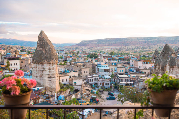Cappadocia földalatti város a sziklák belsejében, a kőoszlopok régi városa. - Fotó, kép