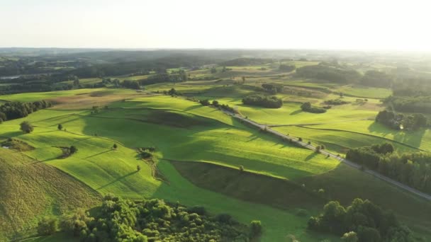 Aereo drone colpo di colline verdi al mattino - Filmati, video