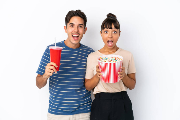 Junge Freunde gemischter Rassen isoliert auf weißem Hintergrund mit einem großen Eimer Popcorn - Foto, Bild