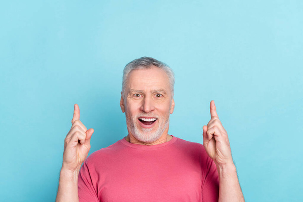 Photo portrait senior man amazed funny pointing finger copyspace up dreamy isolated pastel blue color background - Фото, зображення