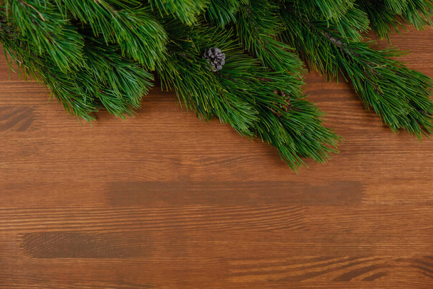 Ramo de árvore de Natal em fundo de madeira. Tema de Natal e Feliz Ano Novo. Deitado plano, vista superior. Espaço de cópia - Foto, Imagem