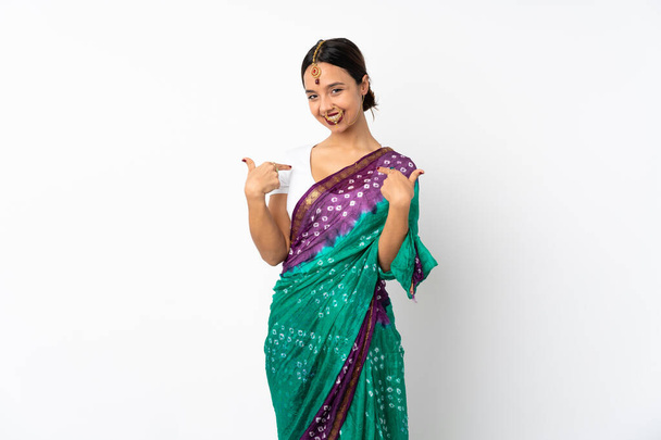 Nuori intialainen nainen eristetty valkoisella taustalla ylpeä ja omahyväinen
 - Valokuva, kuva