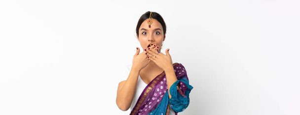 Молода індійська жінка ізольована на білому тлі, покриваючи рот руками
 - Фото, зображення