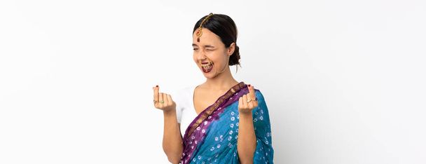 若いですインドの女性は白い背景に隔離されたお金のジェスチャーを作る - 写真・画像