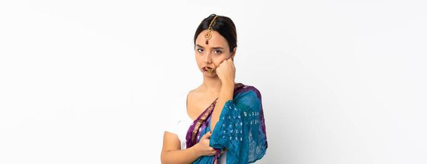 Mujer india joven aislada sobre fondo blanco con expresión cansada y aburrida - Foto, Imagen